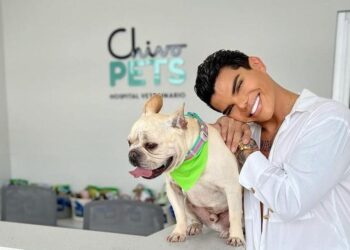 Chico feliz en chivo pets