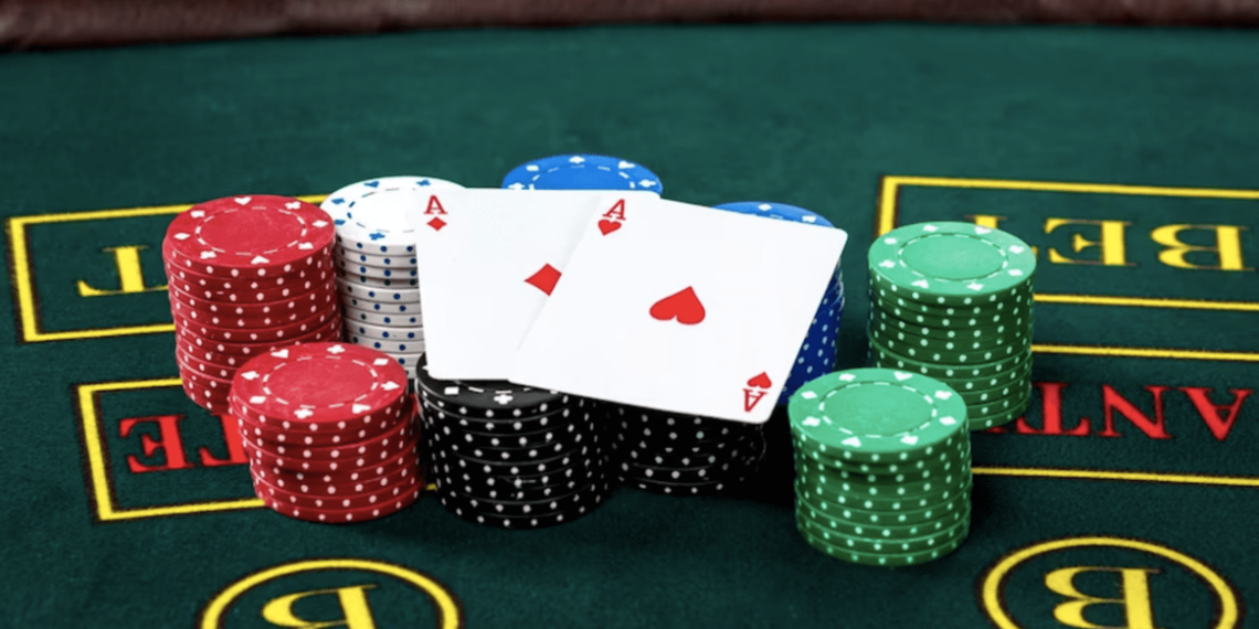Mesa de poker con fichas y cartas