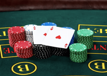 Mesa de poker con fichas y cartas