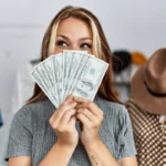 Chica recibiendo dinero