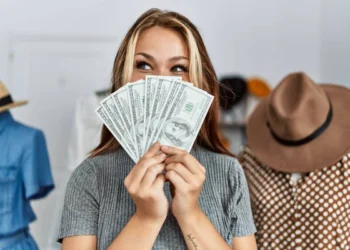 Chica recibiendo dinero