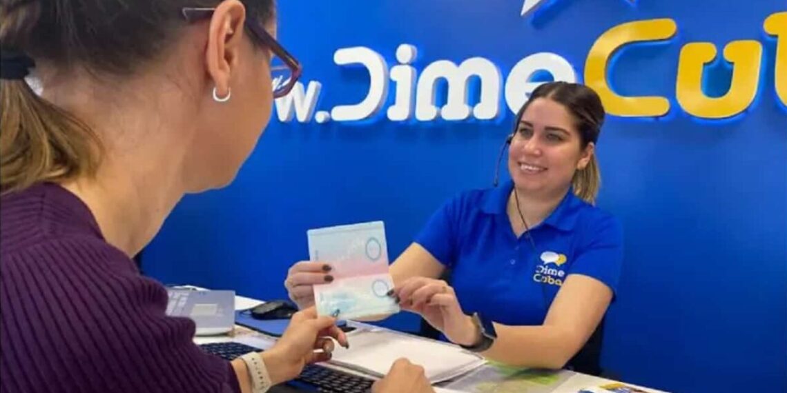 Trabajadora DImeCuba recibiendo envio