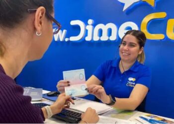 Trabajadora DImeCuba recibiendo envio