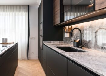 La importancia de un buen fregadero y grifería en el diseño de tu cocina moderna