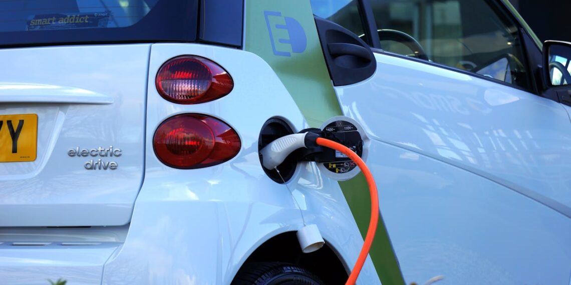 Coche eléctrico cargando en una estación de recarga
