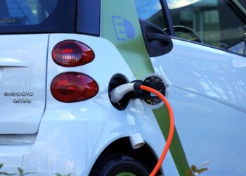 Coche eléctrico cargando en una estación de recarga