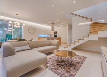 Salón decorado con estilo y bajo presupuesto