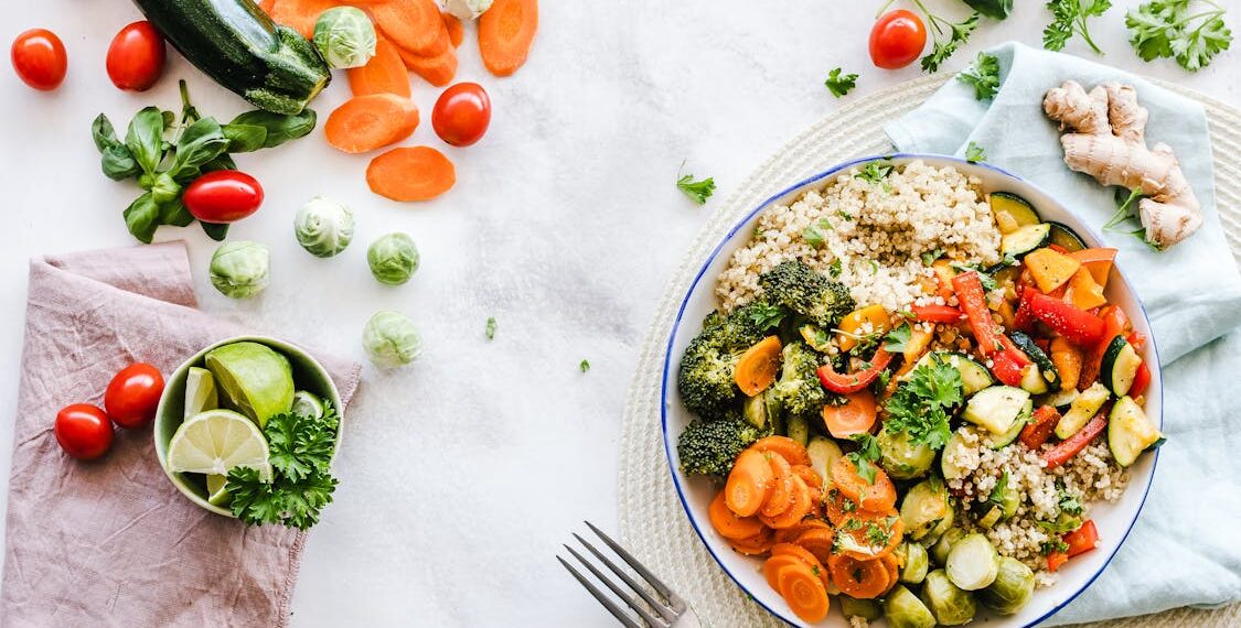 Plato de comida saludable y antiinflamatoria con verduras y frutas
