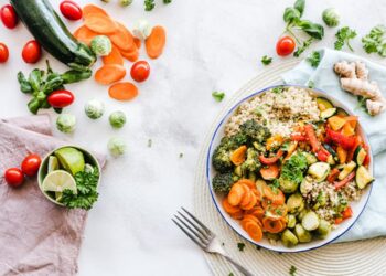 Plato de comida saludable y antiinflamatoria con verduras y frutas