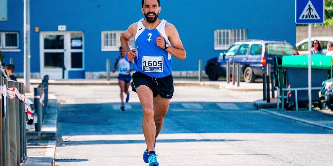 Corredor entrenando en carretera para una maratón