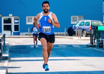 Corredor entrenando en carretera para una maratón
