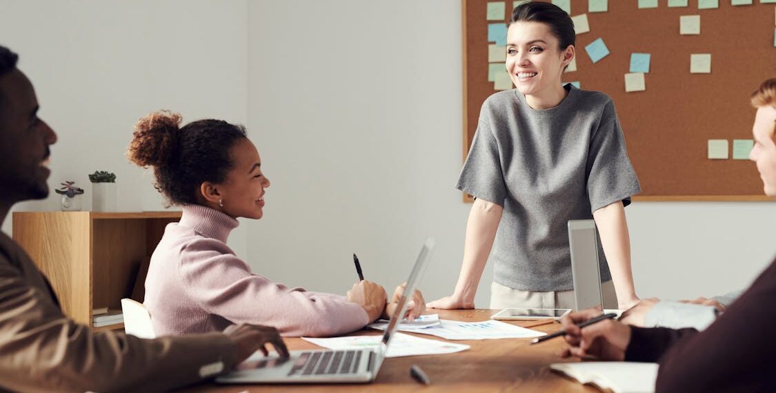 Espacio de trabajo organizado para máxima productividad