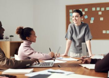 Espacio de trabajo organizado para máxima productividad