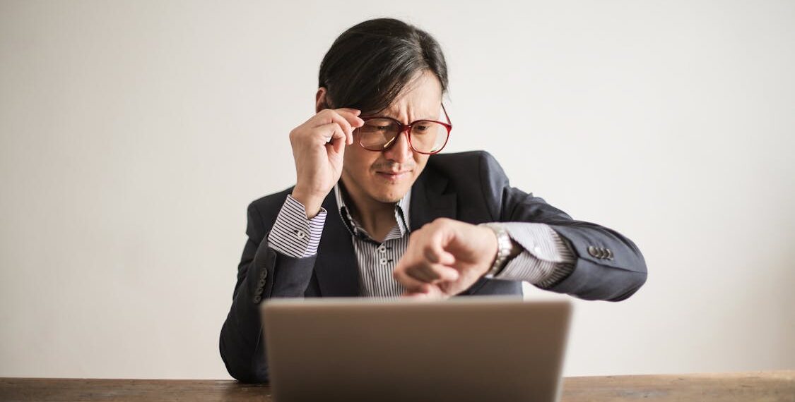 Persona estresada en el trabajo mostrando signos de burnout