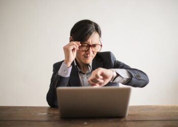 Persona estresada en el trabajo mostrando signos de burnout