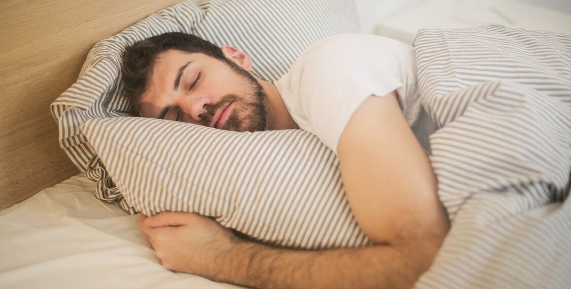 Persona durmiendo plácidamente en una cama cómoda