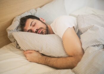 Persona durmiendo plácidamente en una cama cómoda