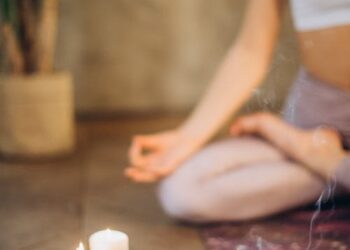 Persona meditando en posición de loto con los ojos cerrados