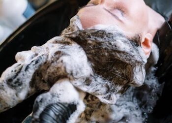 Estilista cortando el pelo en una peluquería moderna