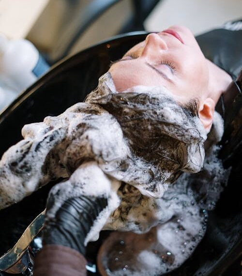 Estilista cortando el pelo en una peluquería moderna