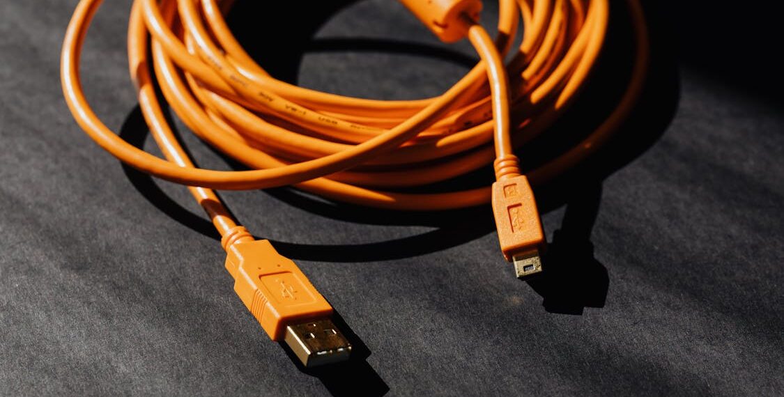 Altavoz inteligente controlando el hogar domótico