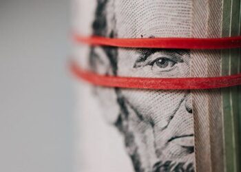 Joven gestionando sus finanzas personales con el móvil