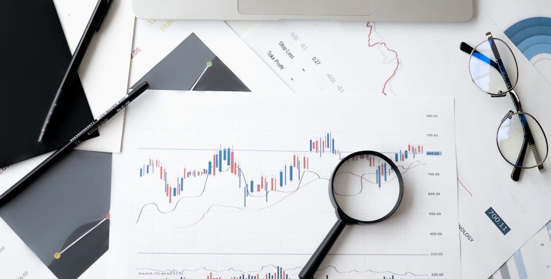 Gráficos de inversión en pantalla de ordenador