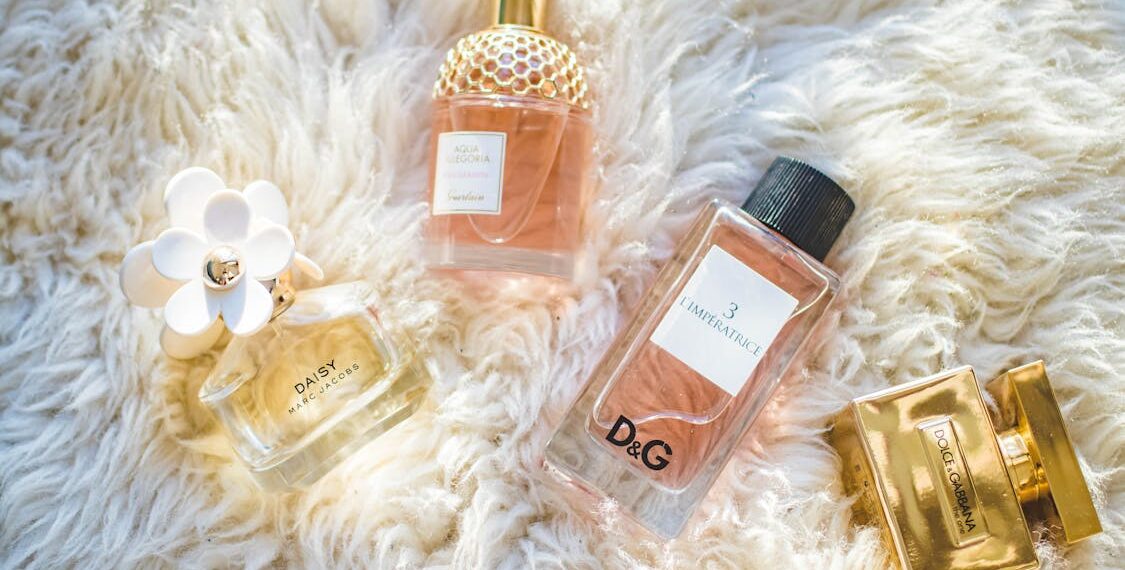 Colección elegante de frascos de perfume