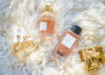 Colección elegante de frascos de perfume